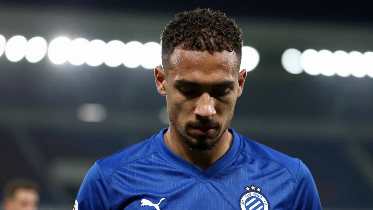 Club Brugge leed zijn eerste nederlaag van het seizoen bij AA Gent na een rode kaart voor Carlos Forbs